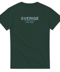 SVERIGE VM 2026-tryck med blå linje på mörkgrön t-shirt.