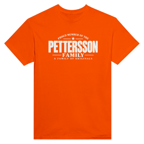 Orange t-shirt med texten Pettersson – A Family of Originals