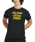 Jag bara låtsas jobba" humoristisk text i gult på svart t-shirt.
