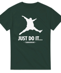 Parodi på Michael Jordan-logga med överviktig man och text "JUST DO IT... TOMORROW" på mörkgrön t-shirt.
