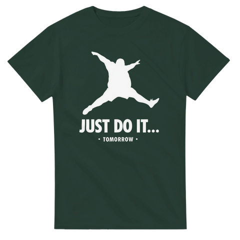 Parodi på Michael Jordan-logga med överviktig man och text "JUST DO IT... TOMORROW" på mörkgrön t-shirt.