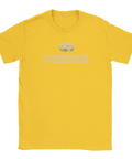 Tecknad husvagn och text "STÖDBENSÖL" i ljusgrått på gul t-shirt.