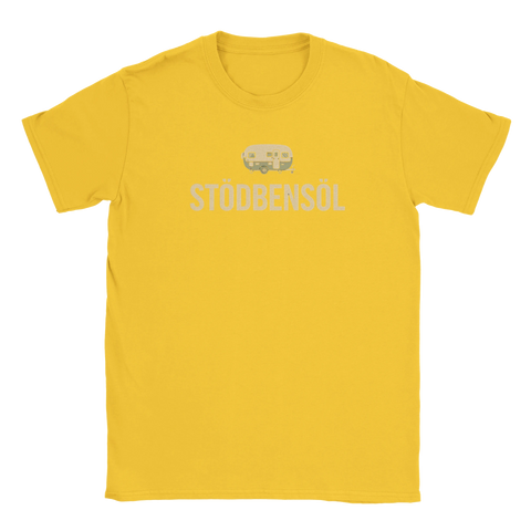 Tecknad husvagn och text "STÖDBENSÖL" i ljusgrått på gul t-shirt.