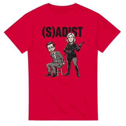 Politisk satir karikatyr av Magdalena Andersson och bunden Ulf Kristersson på röd t-shirt