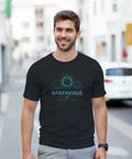 Stilren t-shirt med biologiskt virusmotiv i blågröna toner bärs utomhus