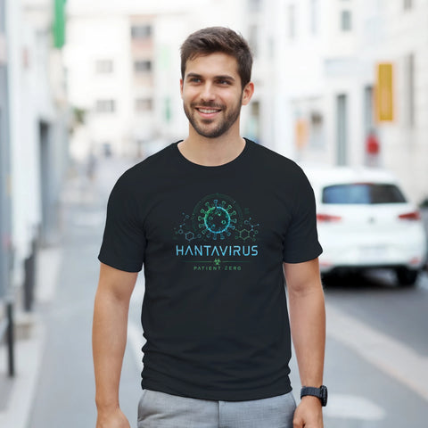 Stilren t-shirt med biologiskt virusmotiv i blågröna toner bärs utomhus