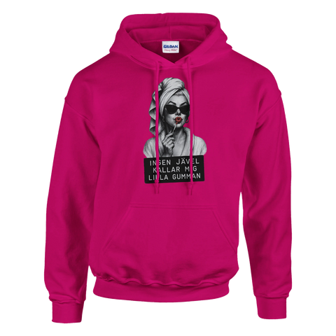 Marilyn Monroe-inspirerad kvinna med solglasögon, rött läppstift och texten "Ingen jävel kallar mig lilla gumman" på fuchs...