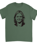 Konstnärligt tryck av Magdalena Andersson på en olivgrön t-shirt