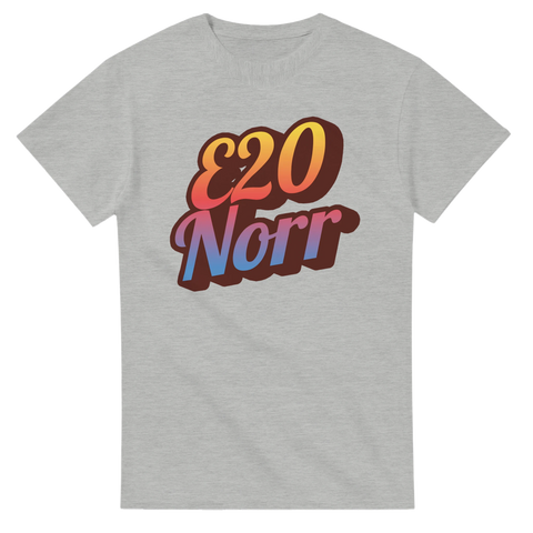 Retroinspirerad t-shirt med grafisk E20 Norr-text på gråmelerad bakgrund