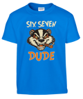 Tecknad grävling med cigarr och text "SIX SEVEN DUDE" på blå t-shirt, retro humor.