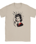 Vintagedesign med 1940-tals glamour och konstnärligt motiv på sandfärgad t-shirt
