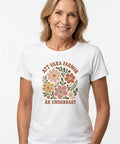 Porträtt av kvinna i t-shirt med nostalgiskt blommönster