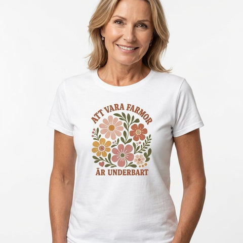 Porträtt av kvinna i t-shirt med nostalgiskt blommönster