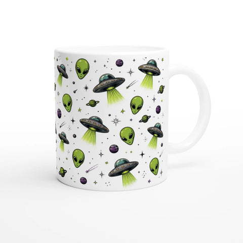 Illustration av små gröna rymdvarelser och UFOs – lekfull kaffemugg