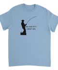 Himmelsblå t-shirt med självironisk text och grafiskt motiv för sportfiskare