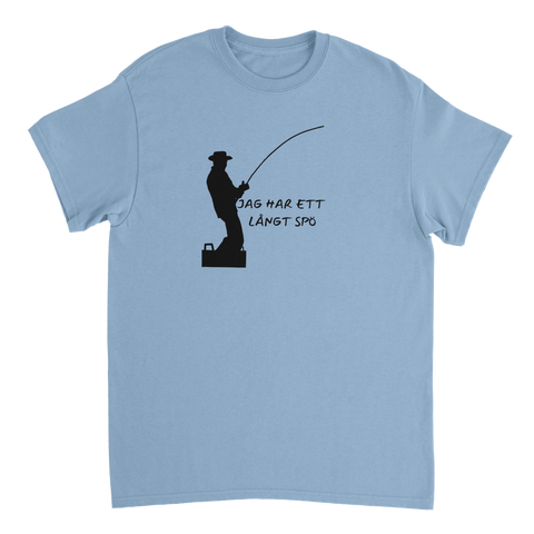Himmelsblå t-shirt med självironisk text och grafiskt motiv för sportfiskare