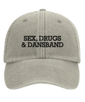 Ljusgrå vintageinspirerad keps med texten Sex Drugs och Dansband