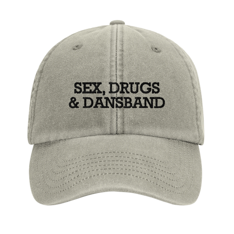 Ljusgrå vintageinspirerad keps med texten Sex Drugs och Dansband