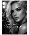 Närbild på en kvinna med rökig sminkning och texten Save water drink wine i vit skrivstil.