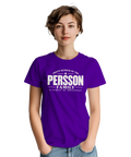 Modell i lila t-shirt med texten Persson – A Family of Originals