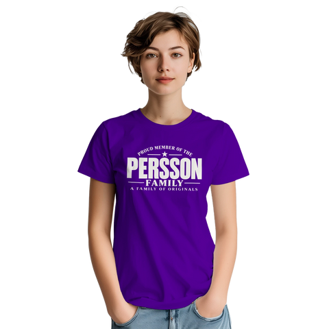 Modell i lila t-shirt med texten Persson – A Family of Originals