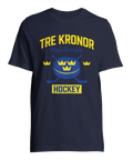 Tre Kronor Hockey-tryck med gul text, blå puck, klubbor, kronor på marinblå t-shirt.