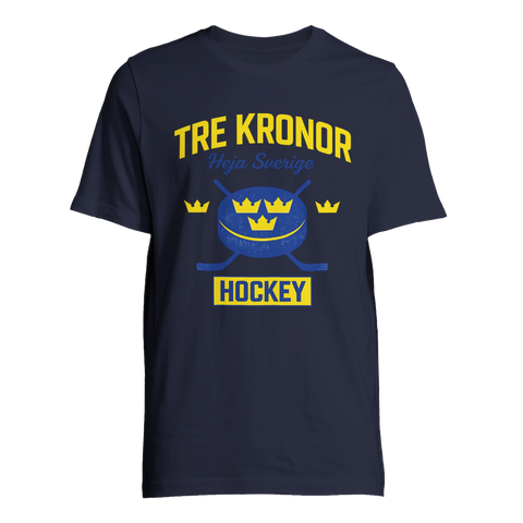 Tre Kronor Hockey-tryck med gul text, blå puck, klubbor, kronor på marinblå t-shirt.