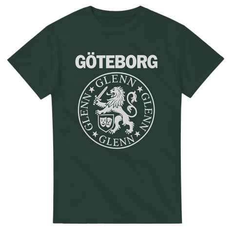 Mörkgrön t-shirt med texten "Göteborg Glenn Glenn Glenn" och ett vitt lejonemblem – humoristisk hyllning till Göteborg och västkustkultur