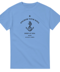 Ljusblå t-shirt med nautiskt tryck och texten Deep at Sea