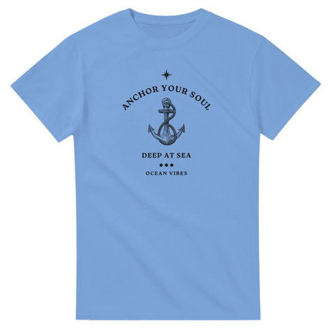 Ljusblå t-shirt med nautiskt tryck och texten Deep at Sea