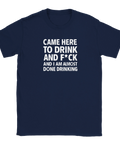 Mörkblå t-shirt med provokativt statement-tryck i vit typografi