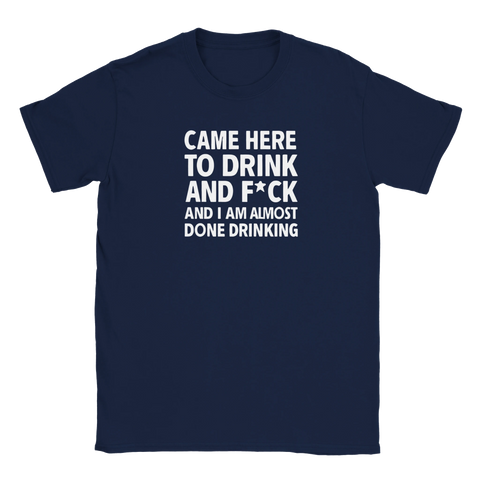 Mörkblå t-shirt med provokativt statement-tryck i vit typografi