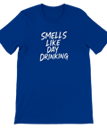 Smells Like Day Drinking" vit text på kungsblå t-shirt med borststreckad, handskriven stil.