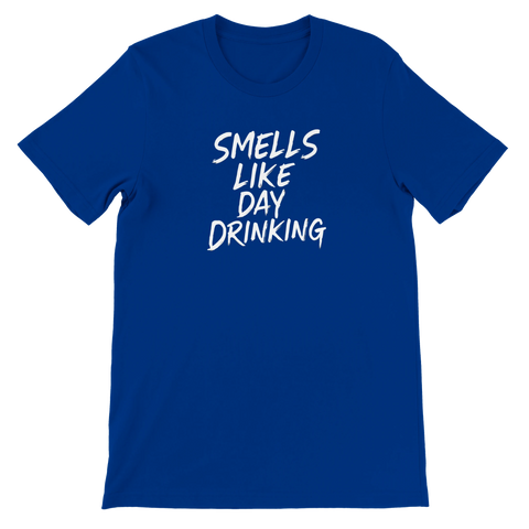 Smells Like Day Drinking" vit text på kungsblå t-shirt med borststreckad, handskriven stil.