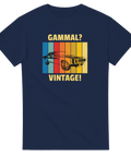 Retro bil på färgade ränder med texten "GAMMAL? VINTAGE!" på marinblå t-shirt.