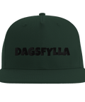 Dagsfylla" broderad text i svart på mörkgrön snapback-keps.