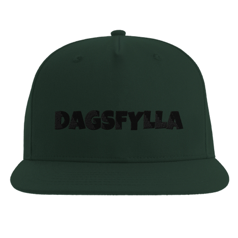 Dagsfylla" broderad text i svart på mörkgrön snapback-keps.