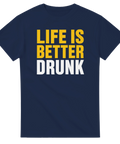 Stilren typografi med humoristiskt budskap på en marinblå t-shirt