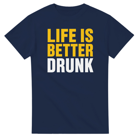 Stilren typografi med humoristiskt budskap på en marinblå t-shirt
