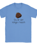 Mellanblå t-shirt med en tecknad brun haschbit och statement-text