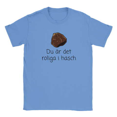 Mellanblå t-shirt med en tecknad brun haschbit och statement-text