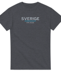 Minimalistiskt Sverige VM 2026 tryck på mörkgrå melerad t-shirt