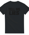 Tell Me Lies" text i mörkgrått på svart t-shirt.