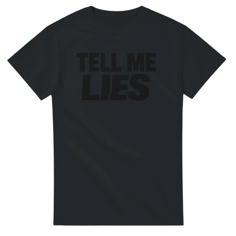 Tell Me Lies" text i mörkgrått på svart t-shirt.
