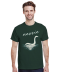 Man som bär en mörkgrön t-shirt med det mytomspunna sjömonstret Nessie