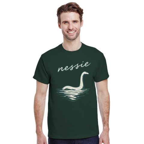 Man som bär en mörkgrön t-shirt med det mytomspunna sjömonstret Nessie