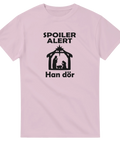 Humoristisk t-shirt med biblisk spoiler och grafisk illustration på en ljusrosa tröja