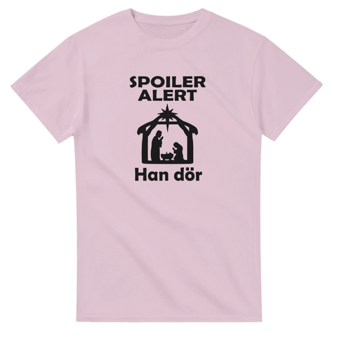Humoristisk t-shirt med biblisk spoiler och grafisk illustration på en ljusrosa tröja