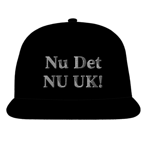 Nu Det NU UK!" broderad i grått på svart snapback-keps, humoristisk stil.