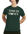 Modell i en mörkgrön t-shirt med texten Time is Money och en klocka i bokstaven O.